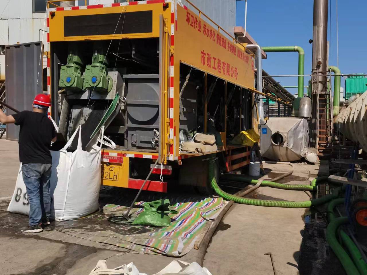 稻城淤泥压干处理