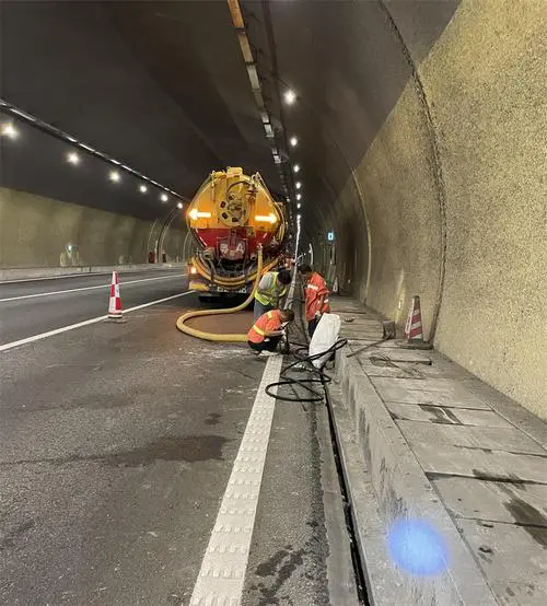 稻城隧道排水渠清淤